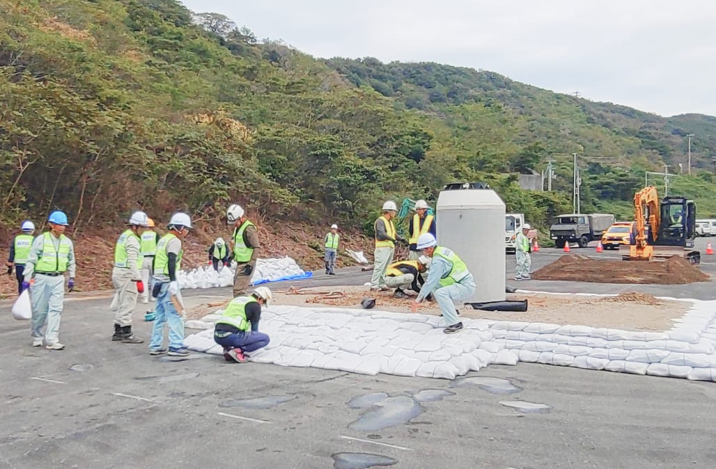 地震で発生した道路の段差を無くす作業