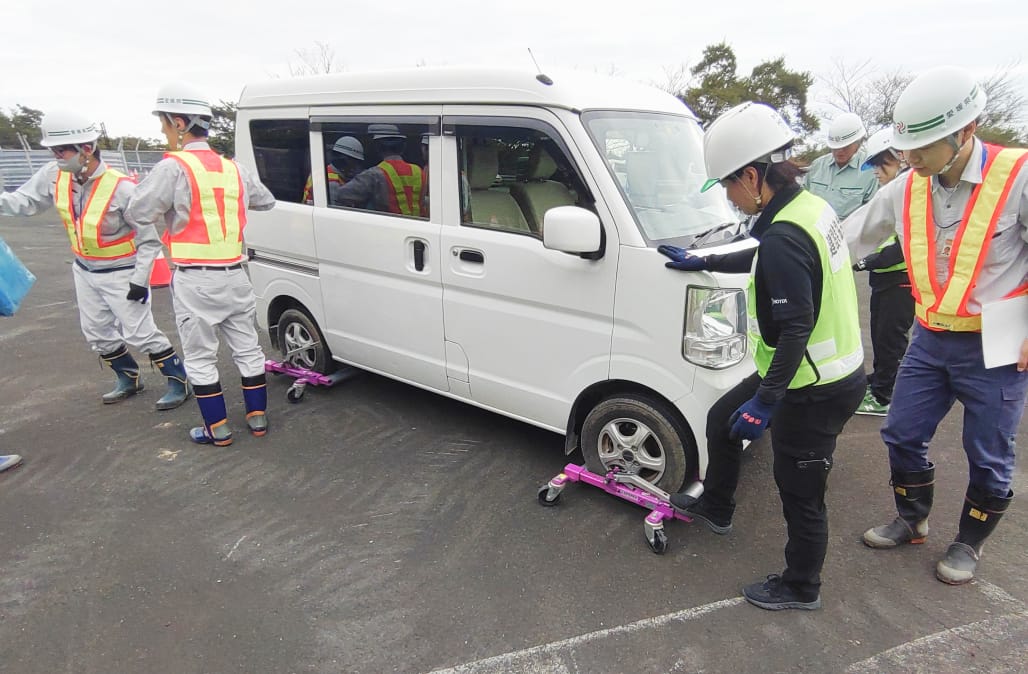 緊急車両や工事車両を通すための一般車両の移動