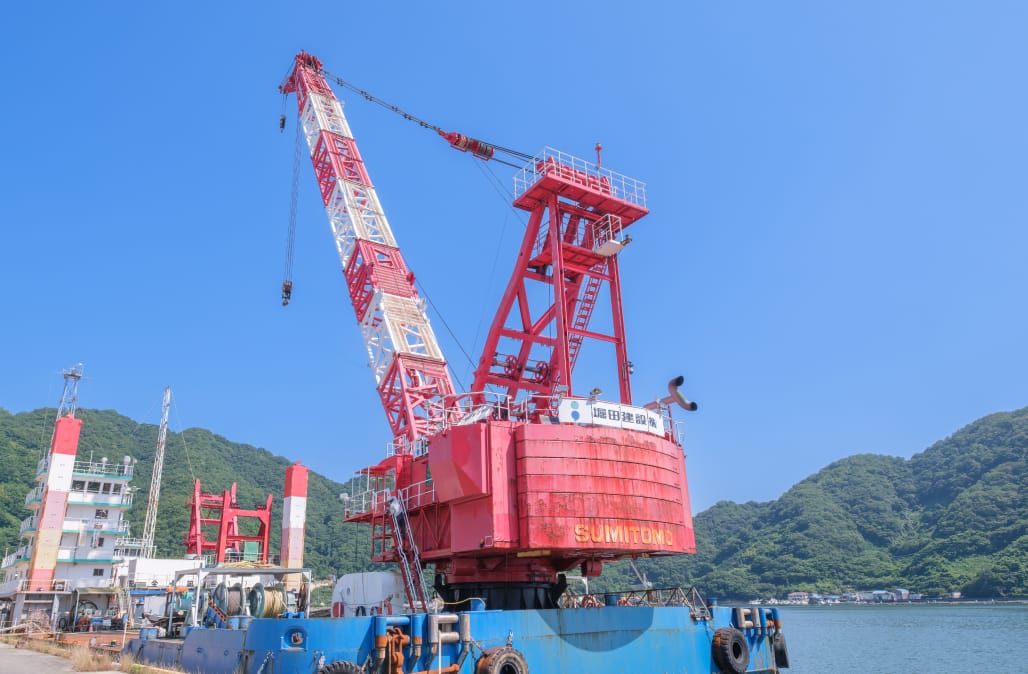 起伏旋回式起重機船第50幸神丸