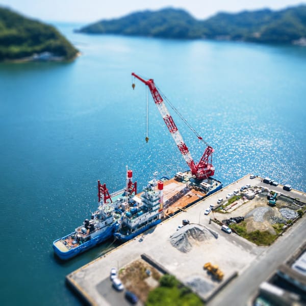港湾における海上クレーン船を用いた施工作業、上空からの俯瞰