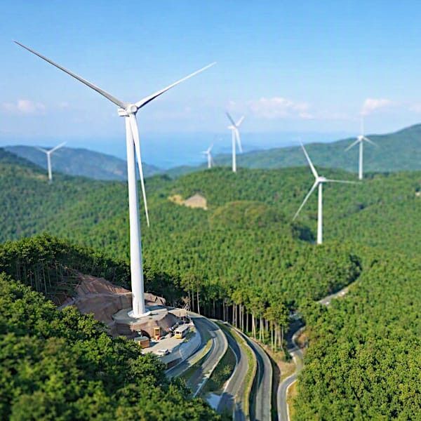 山間に立ち並ぶ風力発電用風車、再生可能エネルギー施設