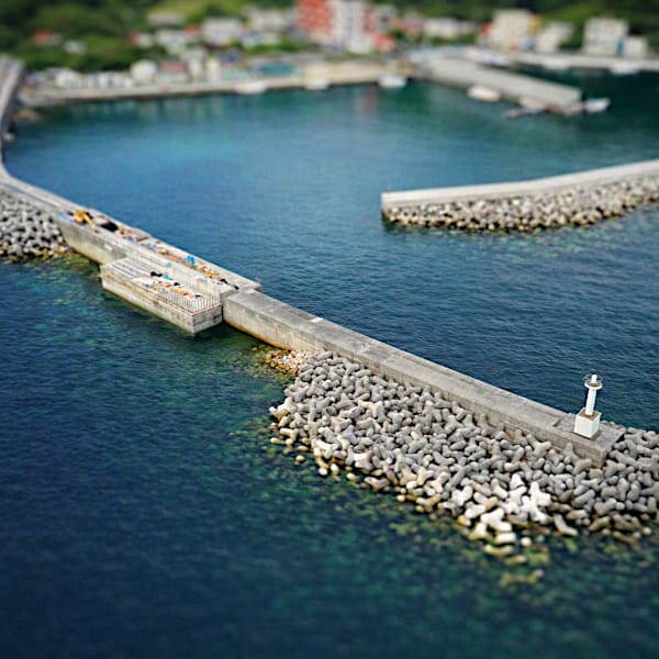 港湾の防波堤と消波ブロック、海に面した土木構造物